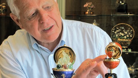 Edelsteinkünstler Manfred Wild mit seinen Juwelen-Eiern 