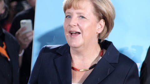 Angela Merkel mit Deutschlandkette (2013)