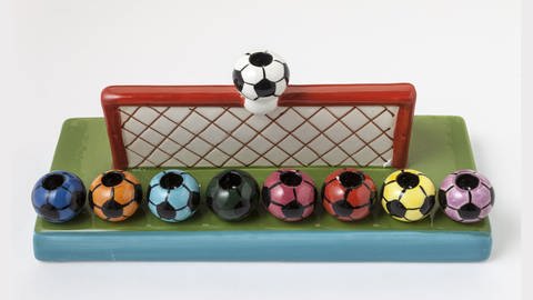 Chanukka-Leuchter mit Fußballmotiv. Israel Giftware Designs, Jerusalem, 2006 (Foto: Pressestelle, Jüdisches Museum München)