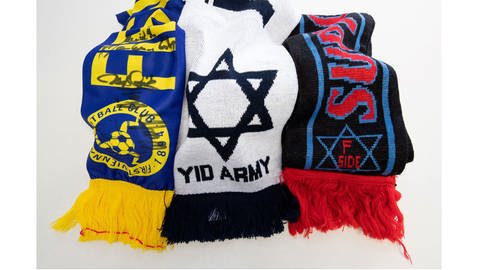 Fan-Schals von „Partisan*Rothschild“, „Yid Army“, „F-Side“. 21. Jh. (Foto: Pressestelle, JMW / Tobias de St. Julien)
