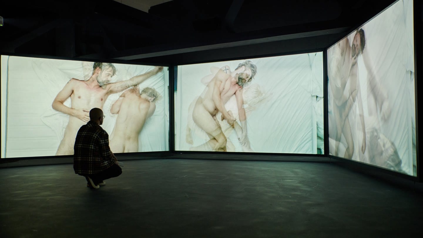 Adina Pintilie, You Are Another Me. A Cathedral of the Body, 2022, mehrkanalige Videoinstallation, Ausstellungsansicht Kunsthalle Bega 2023 (Foto: Foto: Vlad Cîndea © Adina Pintilie)