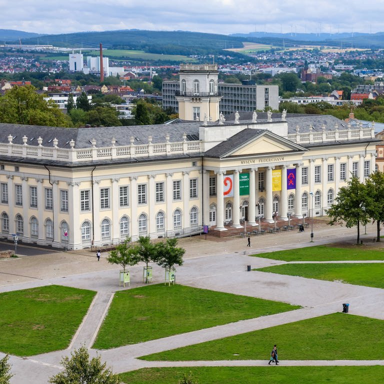 Friedrichsplatz mit Museum Fridericianum (Ausstellungsort für zeitgenössische und alle fünf Jahre Mittelpunkt der documenta) (Foto: IMAGO, Rüdiger Wölk)