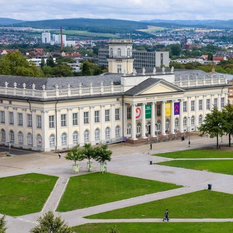 Friedrichsplatz mit Museum Fridericianum (Ausstellungsort für zeitgenössische und alle fünf Jahre Mittelpunkt der documenta)