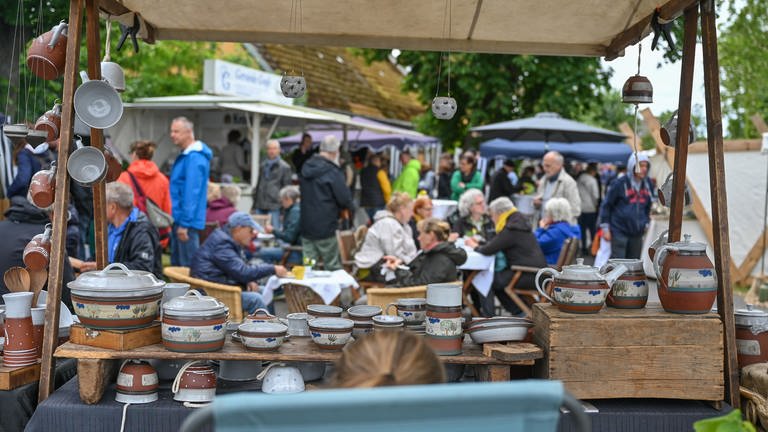 Viele Besucher sind auf dem Töpfermarkt zu sehen. Am 27.05.2022 begannen die dreitägigen 24. Kunst-Loose-Tage im Oderbruch in Ostbrandenburg. 