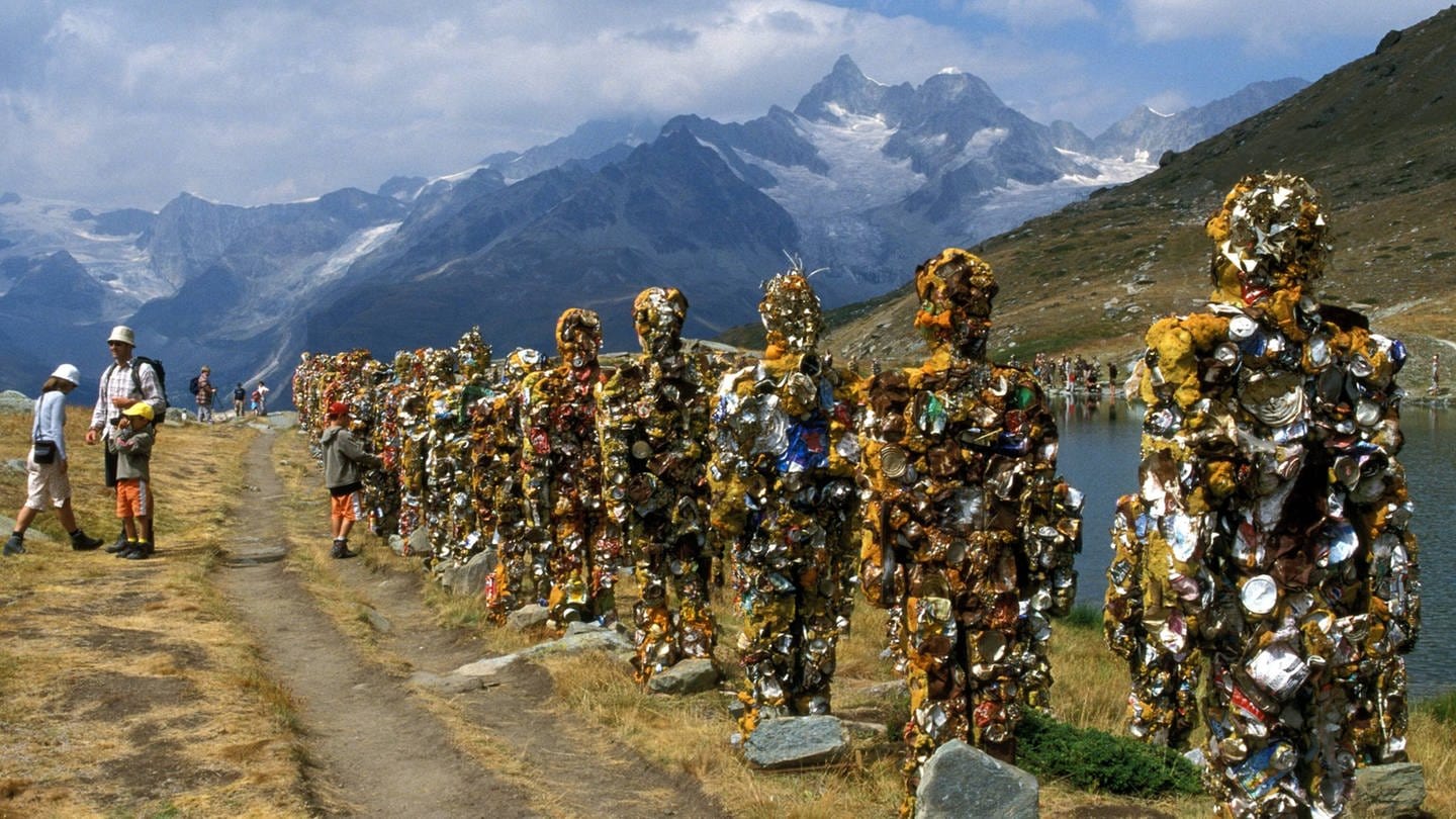Installation - Trash People - von HA Schult (GER) am Stellisee bei Zermatt, Wallis (Foto: IMAGO,  IMAGO / imagebroker/wothe)