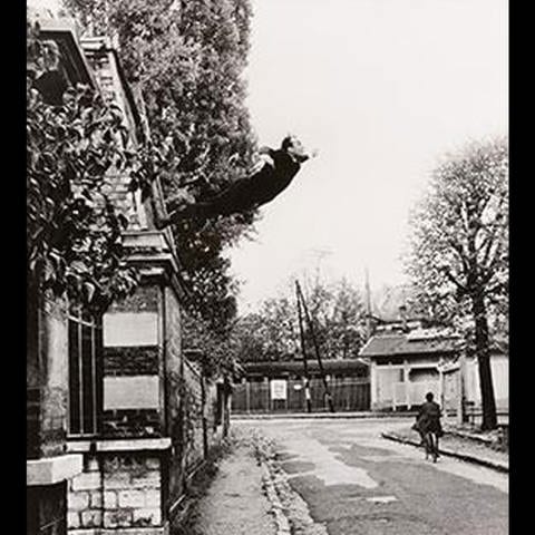 "Der Sprung ins Leere" Performance von Yves Klein. Fotomontage von Harry Shunk, 1960