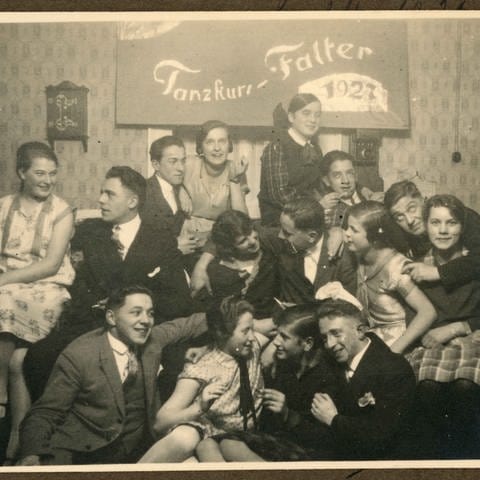 In den 20erjahren ganz normal: Jüdische und christliche Jugendliche besuchen gemeinsam die Tanzstunde in Laupheim.