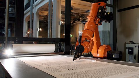 Der Roboter 'bios bible ' schreibt die Lutherbibel in Kalligraphie am ZKM in Karlsruhe (2008). 