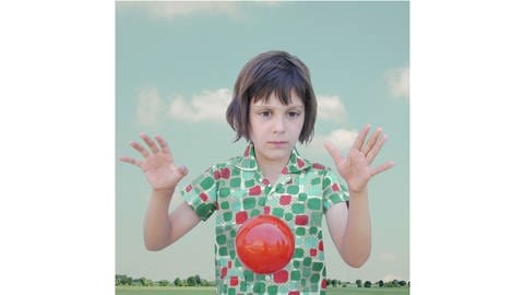 Loretta Lux, The Red Ball 1, 2000. Ilfochrome-Druck, 30 x 30 cm
