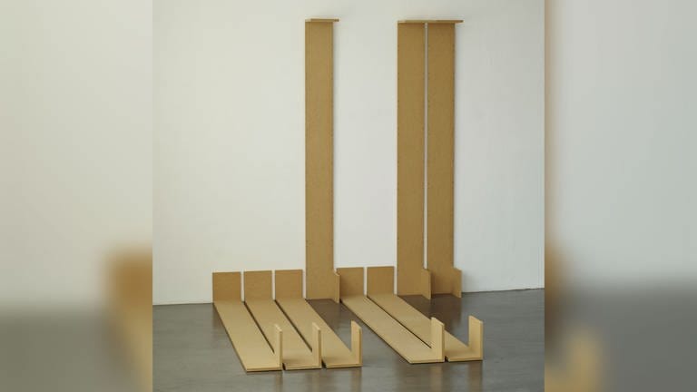Die Ausstellung „Holz. Skulptur, Relief und Arbeiten auf Papier“ im Reutlinger Kunstmuseum Spendhaus (Foto: Kunstmuseum Reutlingen ©the artist)