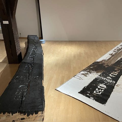 Die Ausstellung „Holz. Skulptur, Relief und Arbeiten auf Papier“ im Reutlinger Kunstmuseum Spendhaus (Foto: SWR, Tobias Ignée)