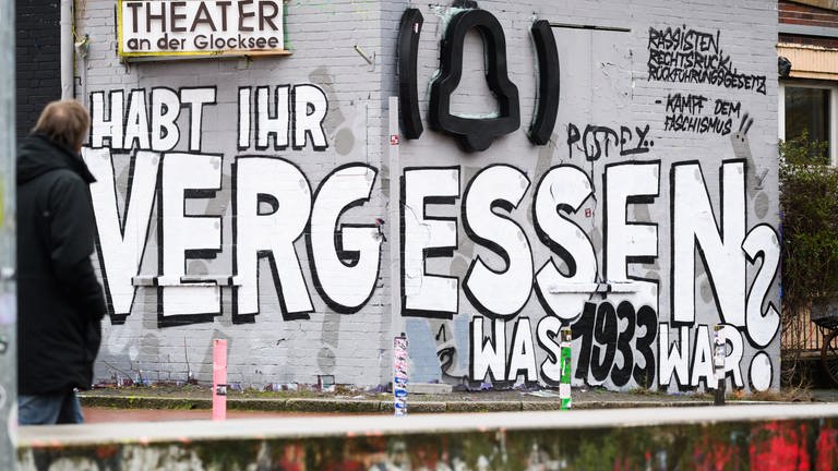 Ein Graffiti mit dem Schriftzug "Habit ihr vergessen was 1933 war?" seht auf einer Wand am Theater am Glocksee. (Foto: picture-alliance / Reportdienste, picture alliance/dpa | Julian Stratenschulte)