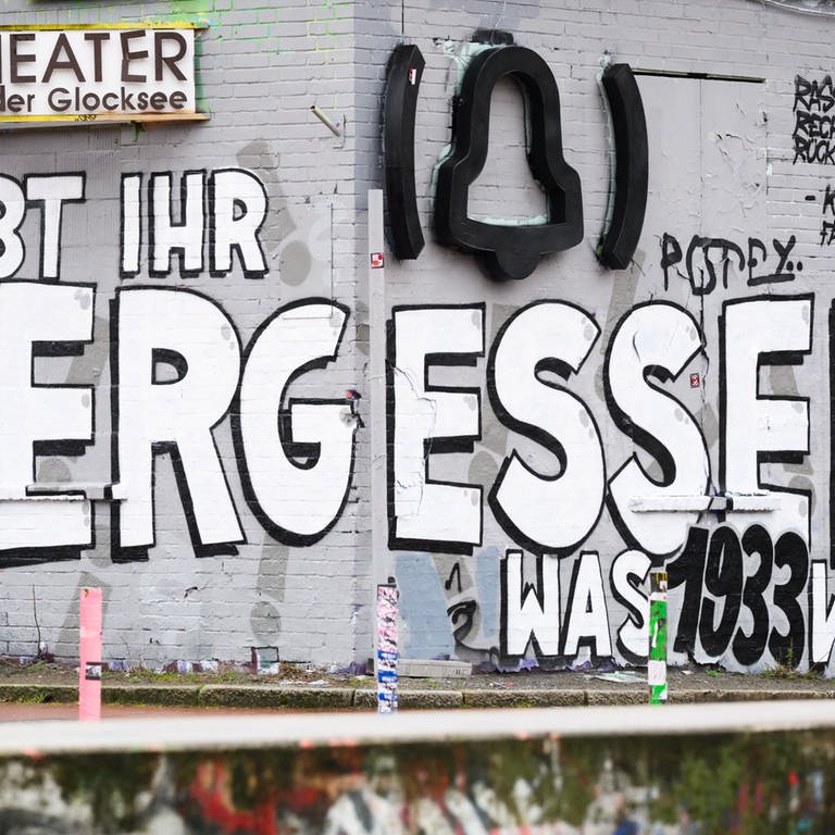 Ein Graffiti mit dem Schriftzug "Habit ihr vergessen was 1933 war?" seht auf einer Wand am Theater am Glocksee.