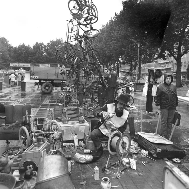 Mit einem zehnstündigen "Müll-Happening" sollte am 01.01.1970 das Interesse der Kölner für mehr Sauberkeit in ihrer Stadt geweckt werden. Der Kölner Fuhrpark hatte unentgeltlich einen Müllberg angefahren, aus dem Studenten der Kunstakademie in einem "Freiluftatelier" Kunstwerke gestalteten.