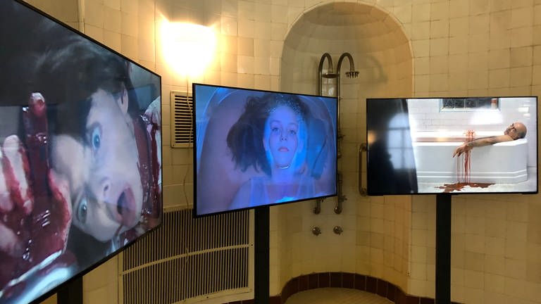Video-Arbeit „we are all in this together“ von Bianca Kennedy. „Körper.Blicke.Macht. Eine Kulturgeschichte des Bades “, Ausstellung in der Kunsthalle Baden-Baden (Foto: SWR)