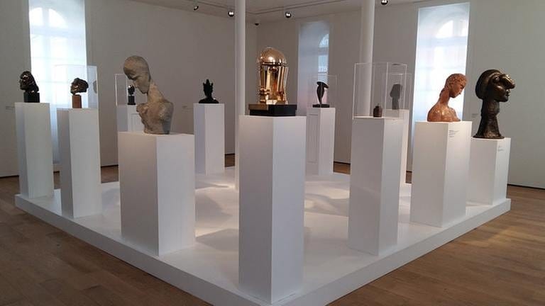 Skulpturen in der Ausstellung "Mensch! Skulptur" im „Kunstforum Ingelheim – Altes Rathaus“