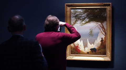 Ein Besucher fotografiert das Werk „Kreidefelsen auf Rügen“ von Caspar David Friedrich in der Hamburger Kunsthalle.
