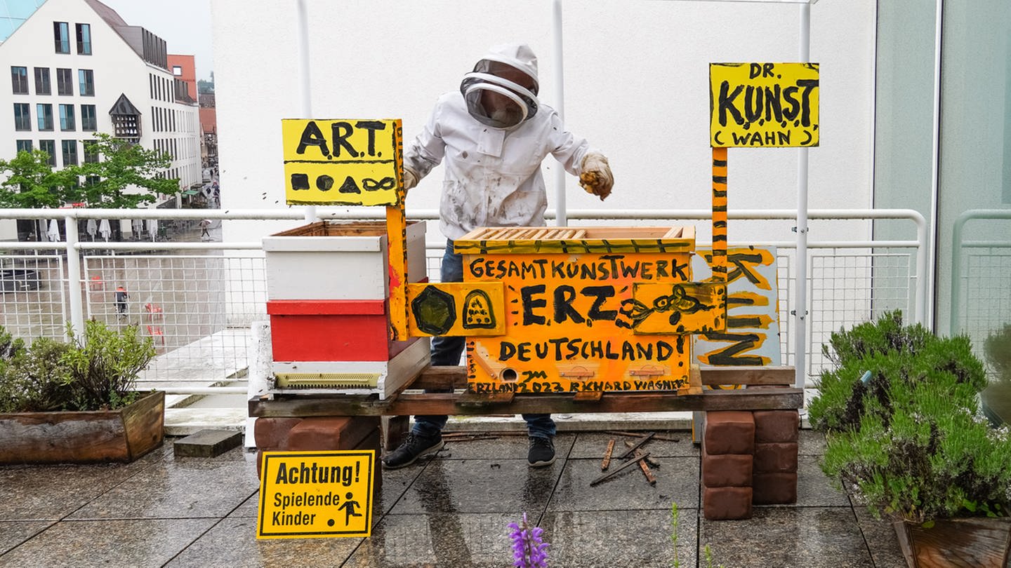 Der von Jonathan Meese bemalte Bienenkasten der dem Stadthaus Ulm gespendet wurde (Foto: Pressestelle, Andrada Cretu)