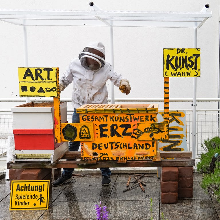 Der von Jonathan Meese bemalte Bienenkasten der dem Stadthaus Ulm gespendet wurde