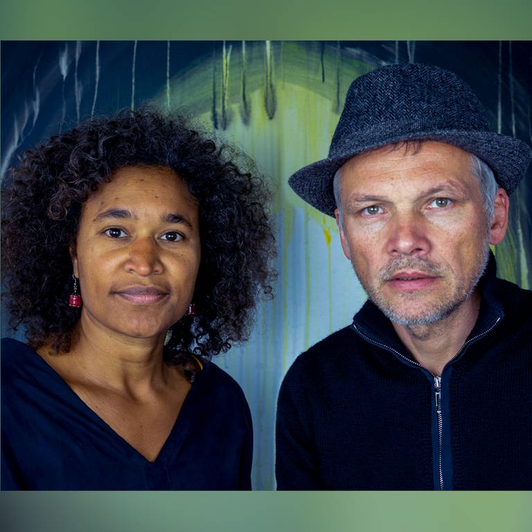 Das Künstlerehepaar Ingrid Mwangi und Robert Hutter aus Ludwigshafen