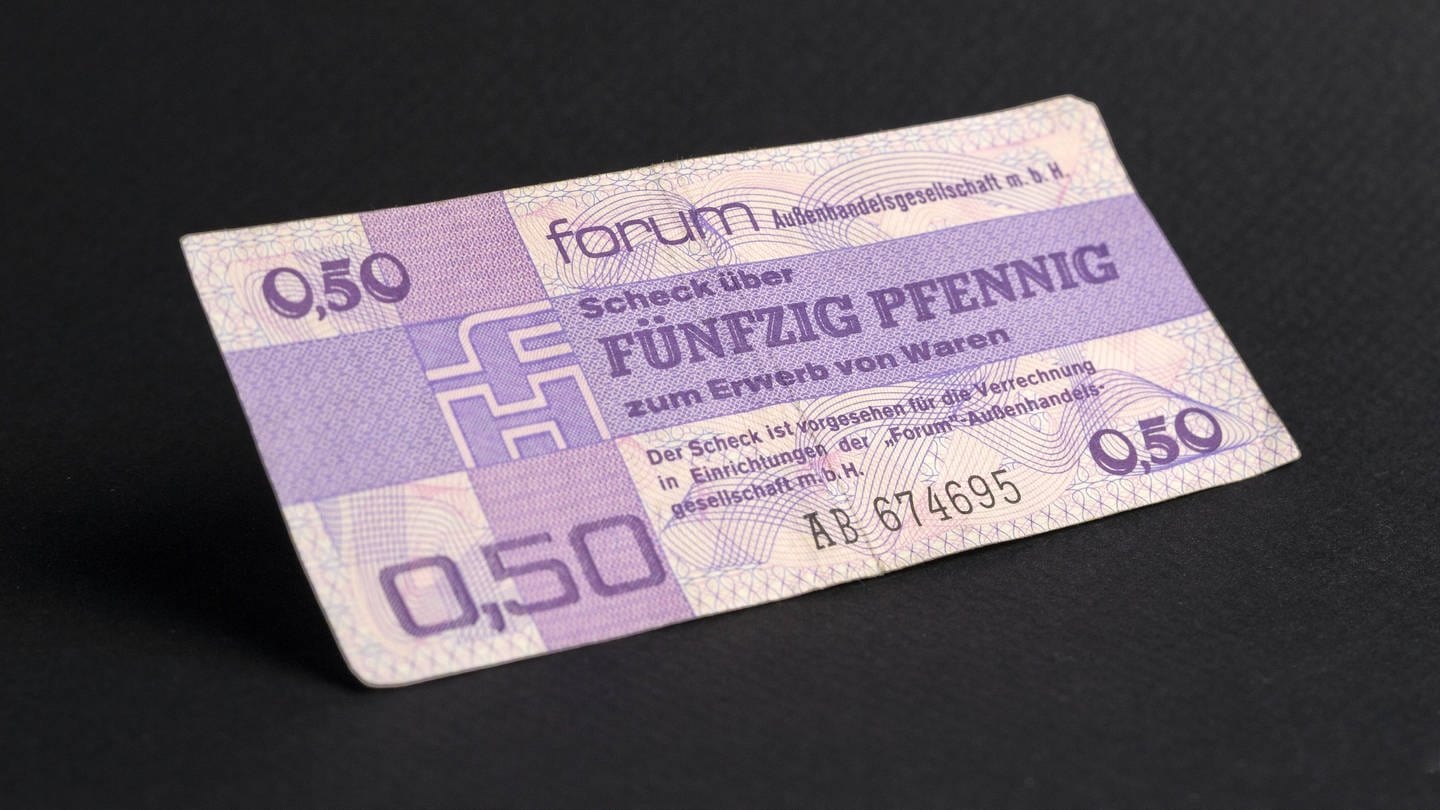 Forumscheck über 50 DM Pfennig für die bargeldlose Zahlung von Westwaren im Intershop der DDR von 1979 (Foto: IMAGO, imago images / Torsten Becker)