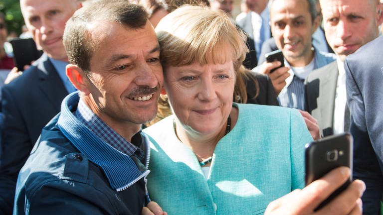 Angela Merkel lässt sich für ein Selfie mit einem Flüchtling fotografieren (Foto: dpa Bildfunk, dpa / Bernd von Jutrczenka)