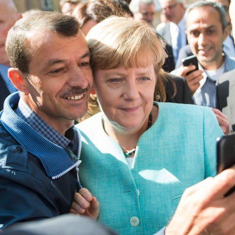 Angela Merkel lässt sich für ein Selfie mit einem Flüchtling fotografieren (Foto: dpa Bildfunk, dpa / Bernd von Jutrczenka)