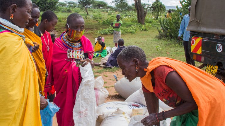 Lebensmittelverteilung an Massai-Frauen (Foto: SWR, Bettina Rühl)