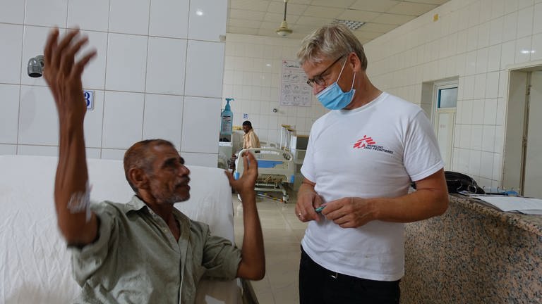 Tankred Stöbe im Visiten-Gespräch mit einem Patienten  (Foto: Pressestelle, Tankred Stöbe/MSF)
