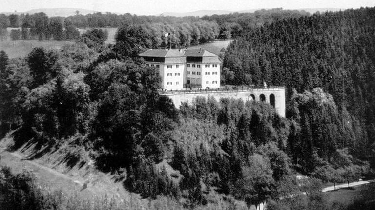 Luftbildaufnahme, schwarz-weiß der Gedenkstätte (Foto: Pressestelle, Gedenkstätte Grafeneck  -)