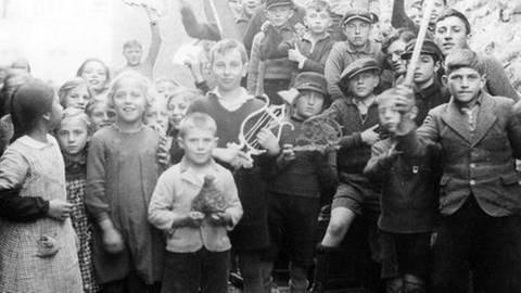 eine Gruppe Kinder posiert vor der Kamera, einige halten Gegenstände in der Hand (Foto: Pressestelle, Stadtarchiv Ludwigshafen -)
