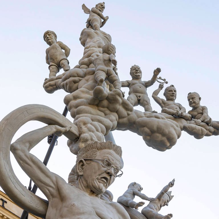 Schwäbische Laokoon-S-21-Skulptur vor dem Stadtpalais Stuttgart. Herzstück des Satire-Kunstwerks ist Winfried Kretschmann, angelehnt an Laocoon aus der griechischen Mythologie.  (Foto: IMAGO, Arnulf Hettrich)