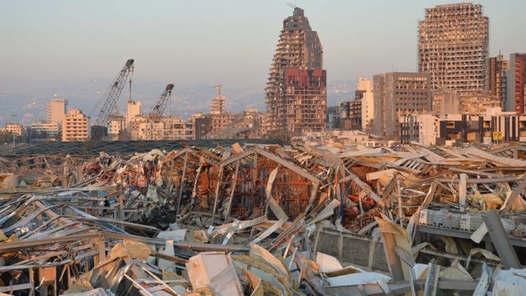 Die Auswirkungen der Explosionen sind im Hafengebiet nicht zu übersehen (Foto: Pressestelle, THW - Georgia Pfleiderer)