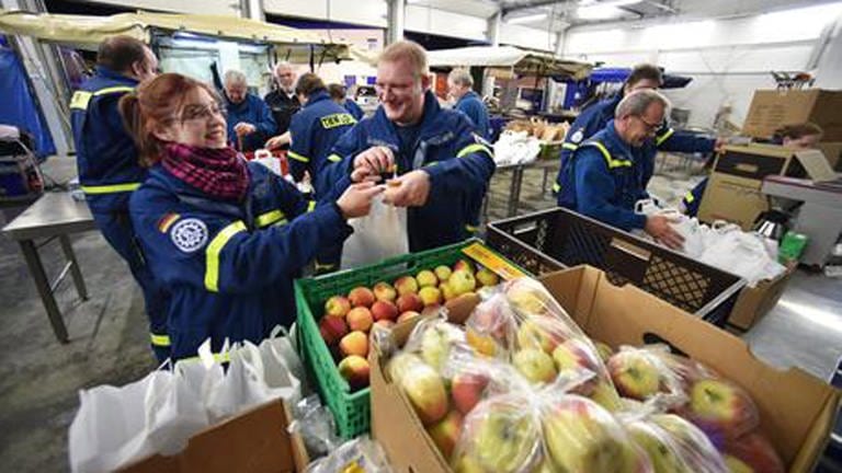In Heidenrod versorgen THW Helferinnen und Helfer die Asylsuchenden mit frischen Lebensmitteln (Foto: Pressestelle, THW - Kai-Uwe Wärner)