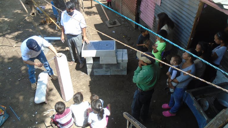 Hector Santos arbeitet für die Organisation HELPS, die Fördergelder von der deutschen Aktion Weltkinderhilfe bekommt, um in Guatemala sparsame Kochherde zu installieren (Foto: Pressestelle, Andreas Boueke)