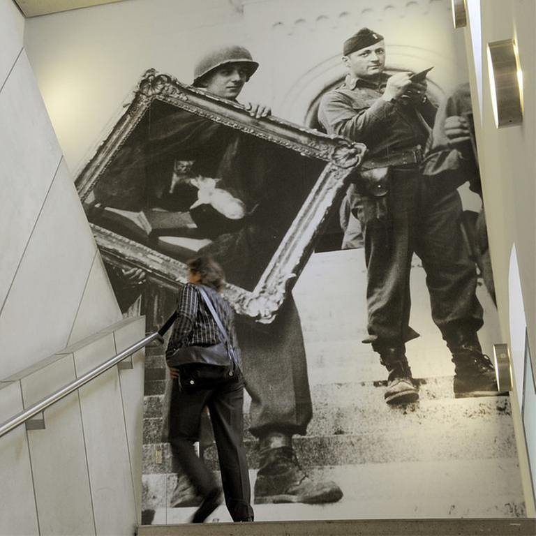 Ausstellung im Jüdischen Museum Berlin. Zu sehen ist ein Bild, bei welchem US-amerikanische Soldaten Gemälde aus einen Raubkunstdepot in Schloss Neuschwanstein sichern. (Foto: picture-alliance / dpa, (c) dpa - Bildfunk - Rainer Jensen)