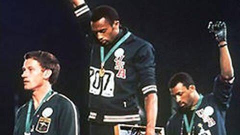 Tommie Smith und John Carlos zeigen den Black Power-Gruß bei den Olympischen Sommerspielen 1968 (Foto: IMAGO, imago images / ZUMA Press)