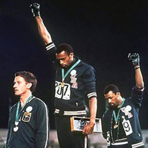 Tommie Smith und John Carlos zeigen den Black Power-Gruß bei den Olympischen Sommerspielen 1968 (Foto: IMAGO, imago images / ZUMA Press)