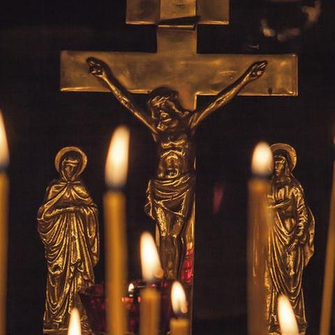 Ein Kreuz mit Kerzen