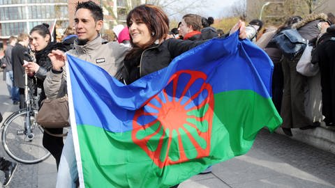 Sinti und Roma begehen am Sonntag (08.04.2012) in Berlin den Internationalen Tag der Sinti und Roma mit ihrer eigenen Flagge (Foto: dpa Bildfunk, picture alliance / dpa | Maurizio Gambarini)