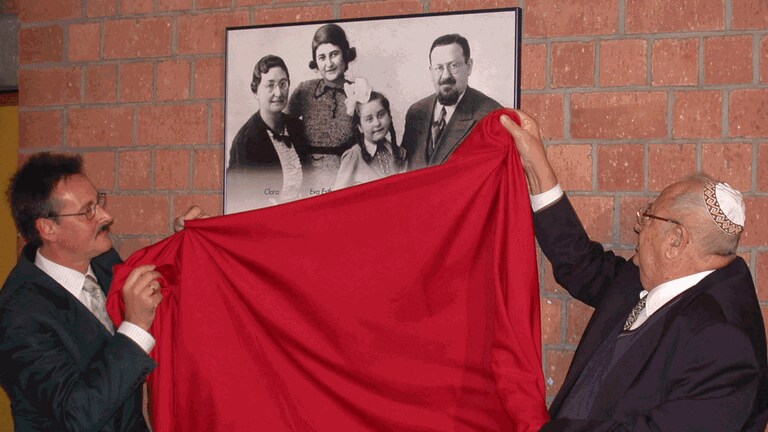 Isaak Hallemann und seine Familie auf einem schwarzweiß Foto, dass in der Hallemann Schule in Fürth enthüllt wird. (Foto: Bürgermeister- und Presseamt Fürth)