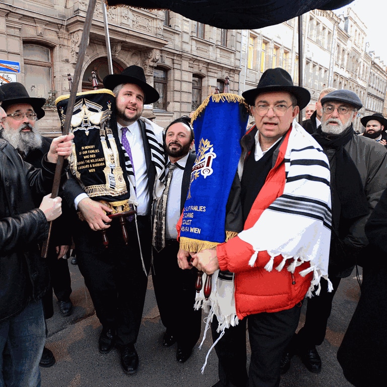 Feierliche Einweihung der Thorarolle in Fürth am 2. Dezember 2013, hier auf dem Weg in die Synagoge in der Hallemannstraße. Leonard Wien mit roter Jacke, daneben links Steve Karro und Rabbiner Dieter Geballe.