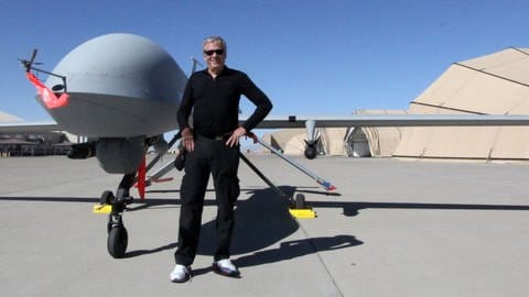 Jay Tuck, ehemaliger Kriegskorrespondent, vor einer Drohne (Foto: Pressestelle, Privat)