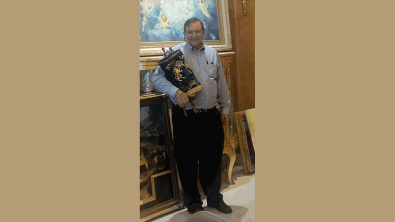 Leonard Wien: „Me with small Thorah in Rabbi Karro’s store in Miami Beach 8262013” an Autor Igal Avidan.