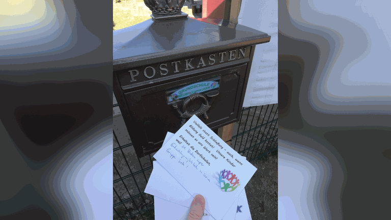 Was macht eine Dorfschule so Besonders. Bei einer Postkartenaktion wurden über 500 Gründe für den Erhalt der Schule gesammelt. Kann es im nächsten Schuljahr weitergehen? 