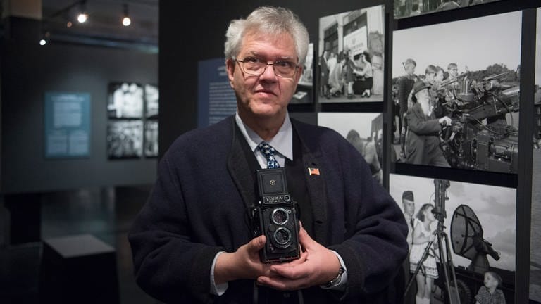 Dr. John Provan, Technikhistoriker, steht in der Ausstellung "Little America. Leben in der Militär-Community in Deutschland" (Foto: picture-alliance / Reportdienste, Arne Bänsch)