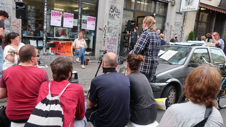 Suhrkamp auf der Straße. Raul Zelik bei seiner Buchpremiere vor dem Kisch (Foto: Pressestelle, Ernst-Ludwig Aster )