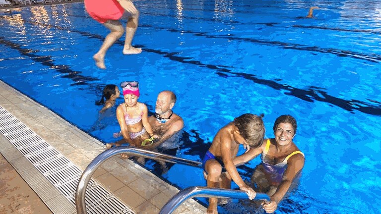 Unbeschwerte Tage: Pascale und Bernhard mit den Kindern beim Schwimmen in Rimal vor der Explosion. (Foto: Pressestelle, Pascale und Bernhard)
