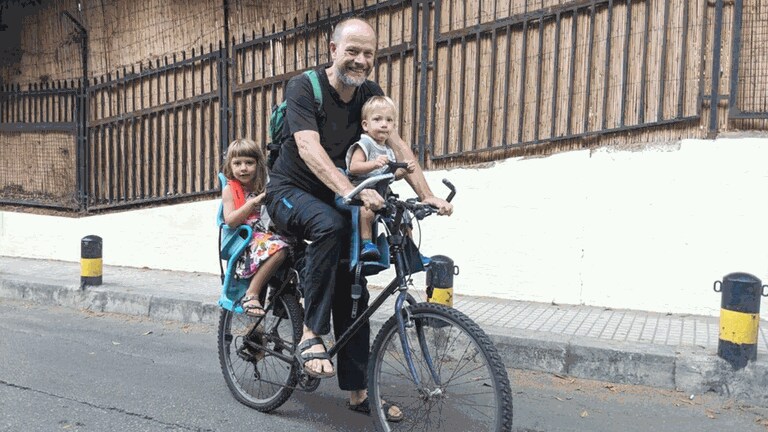 Bernhard unterwegs mit seinen beiden Kindern, noch im Libanon. (Foto: Pressestelle, Pascale und Bernhard)