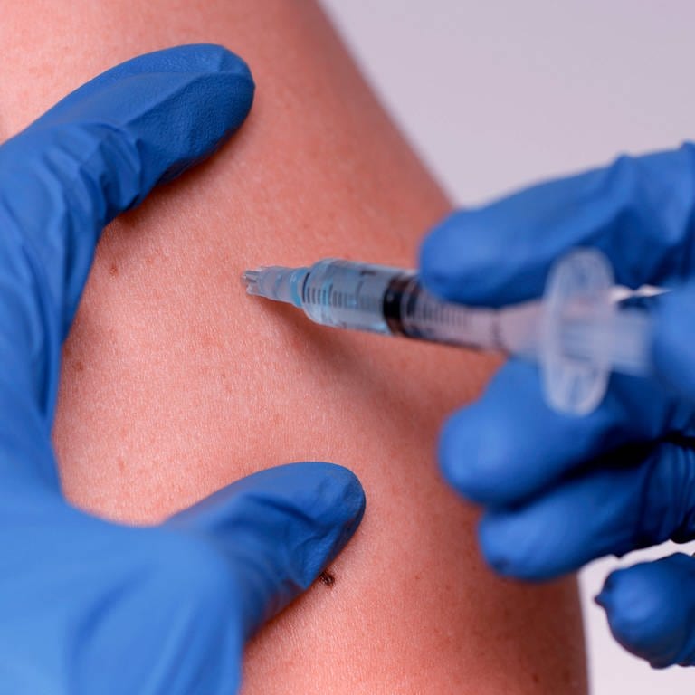 Eine Impfung in den Oberarm  (Foto: IMAGO, imago images/MiS)